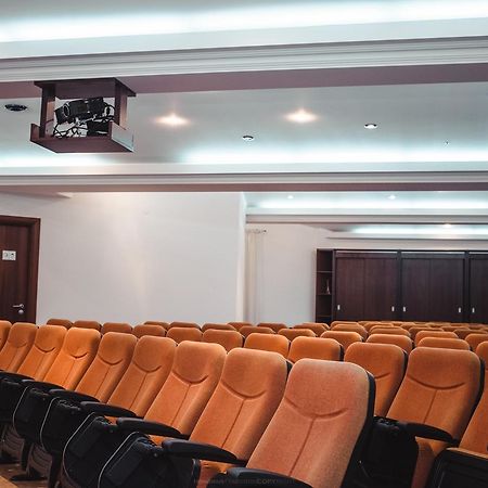Celly Hotel Питещ Екстериор снимка