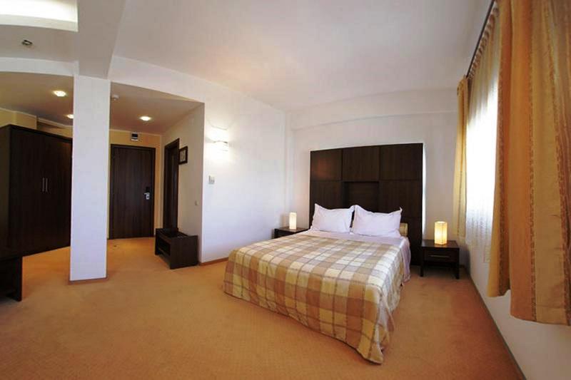 Celly Hotel Питещ Екстериор снимка