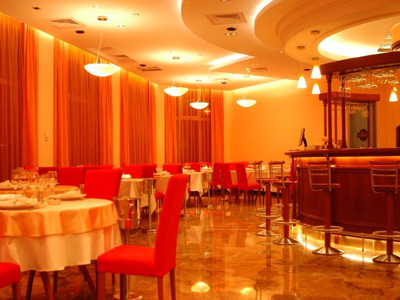 Celly Hotel Питещ Екстериор снимка