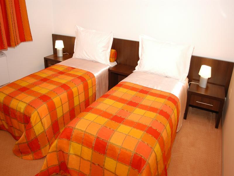 Celly Hotel Питещ Екстериор снимка