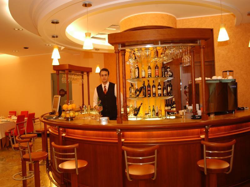 Celly Hotel Питещ Екстериор снимка