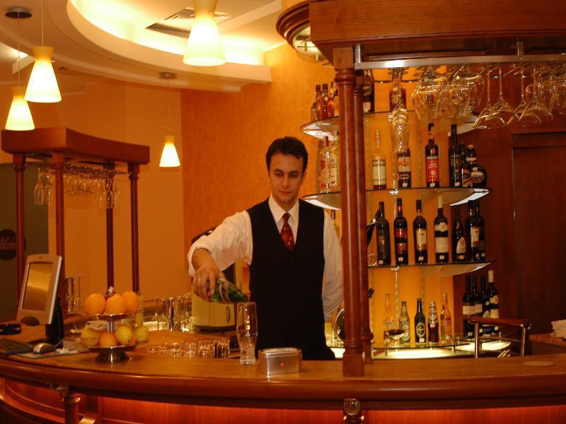 Celly Hotel Питещ Екстериор снимка