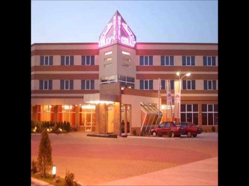 Celly Hotel Питещ Екстериор снимка