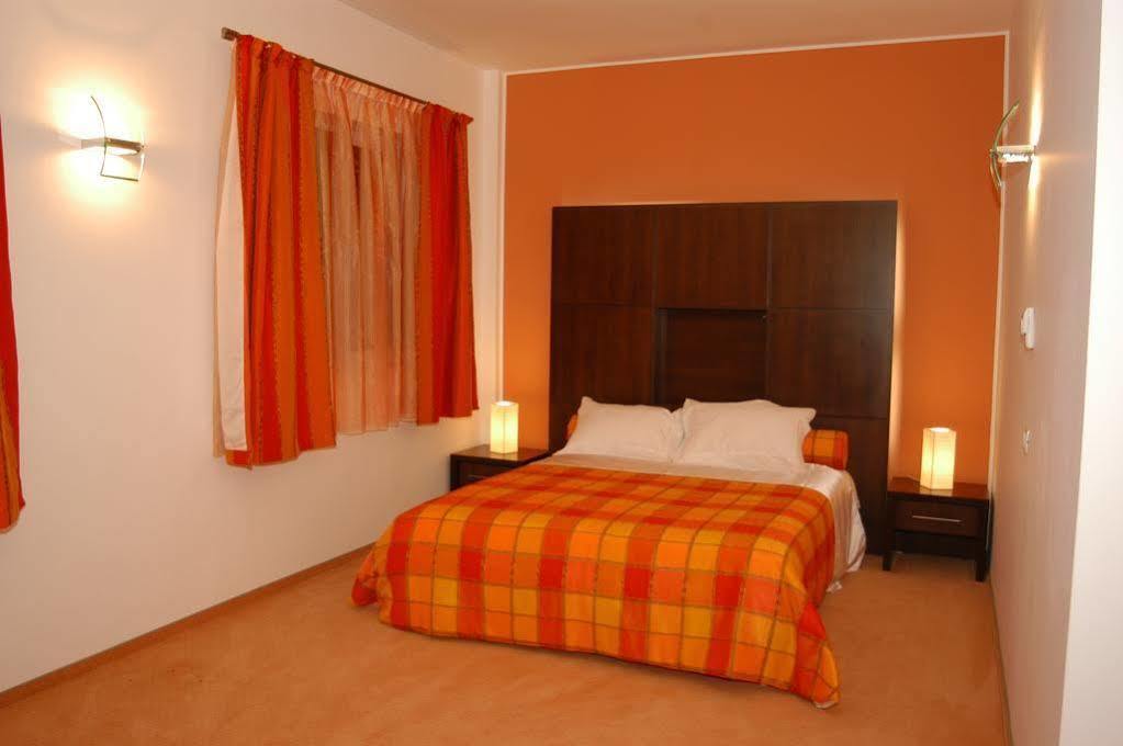 Celly Hotel Питещ Екстериор снимка