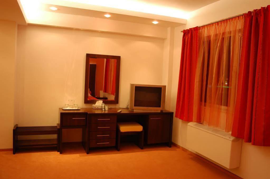 Celly Hotel Питещ Екстериор снимка
