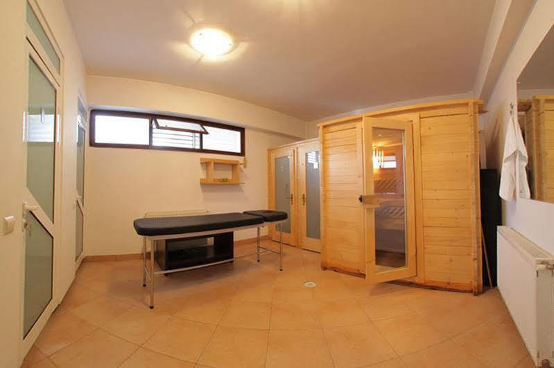 Celly Hotel Питещ Екстериор снимка