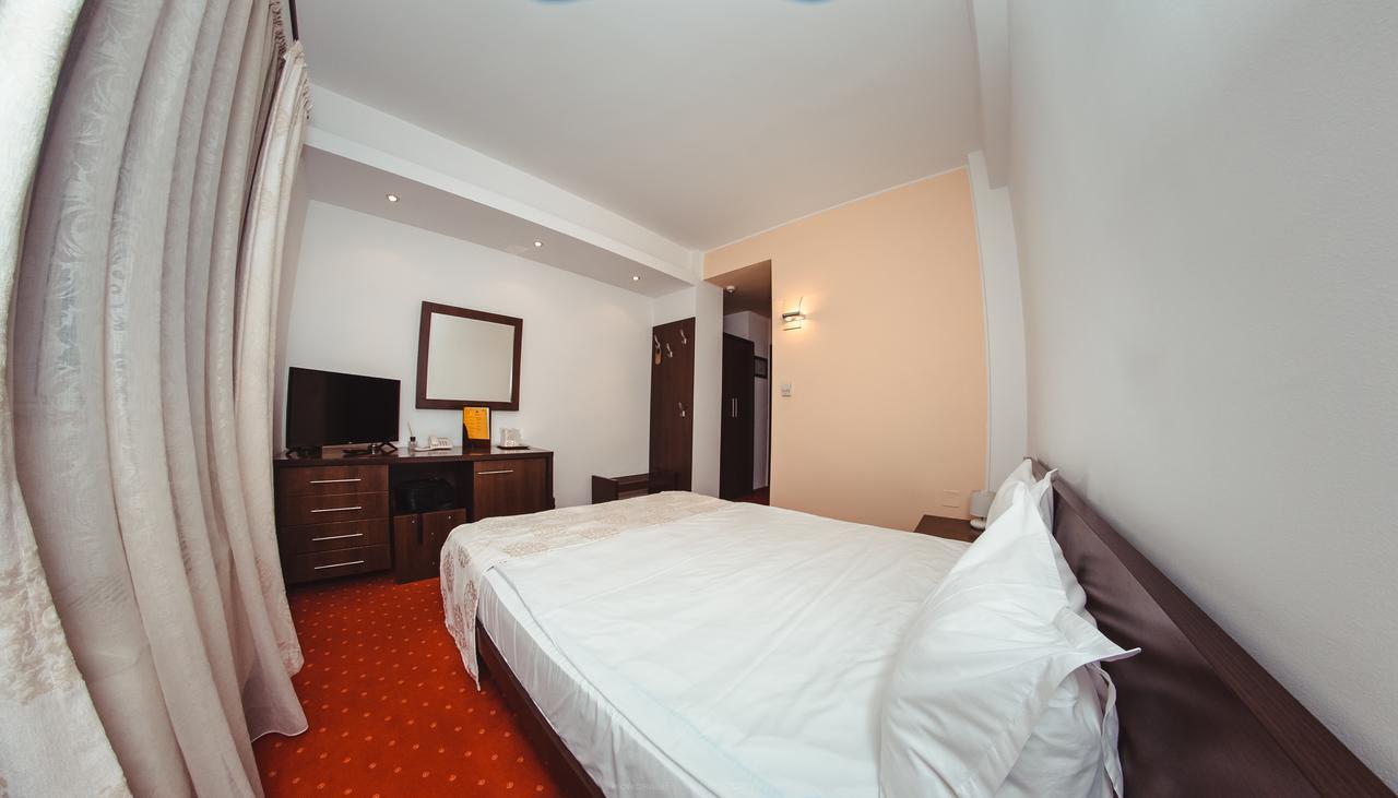 Celly Hotel Питещ Екстериор снимка