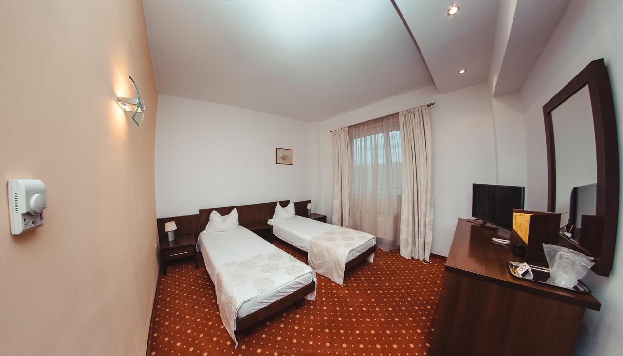 Celly Hotel Питещ Екстериор снимка