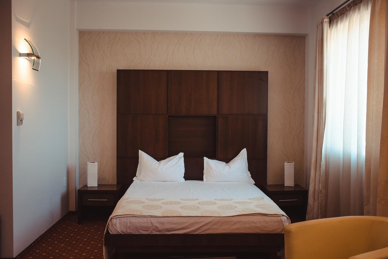 Celly Hotel Питещ Екстериор снимка