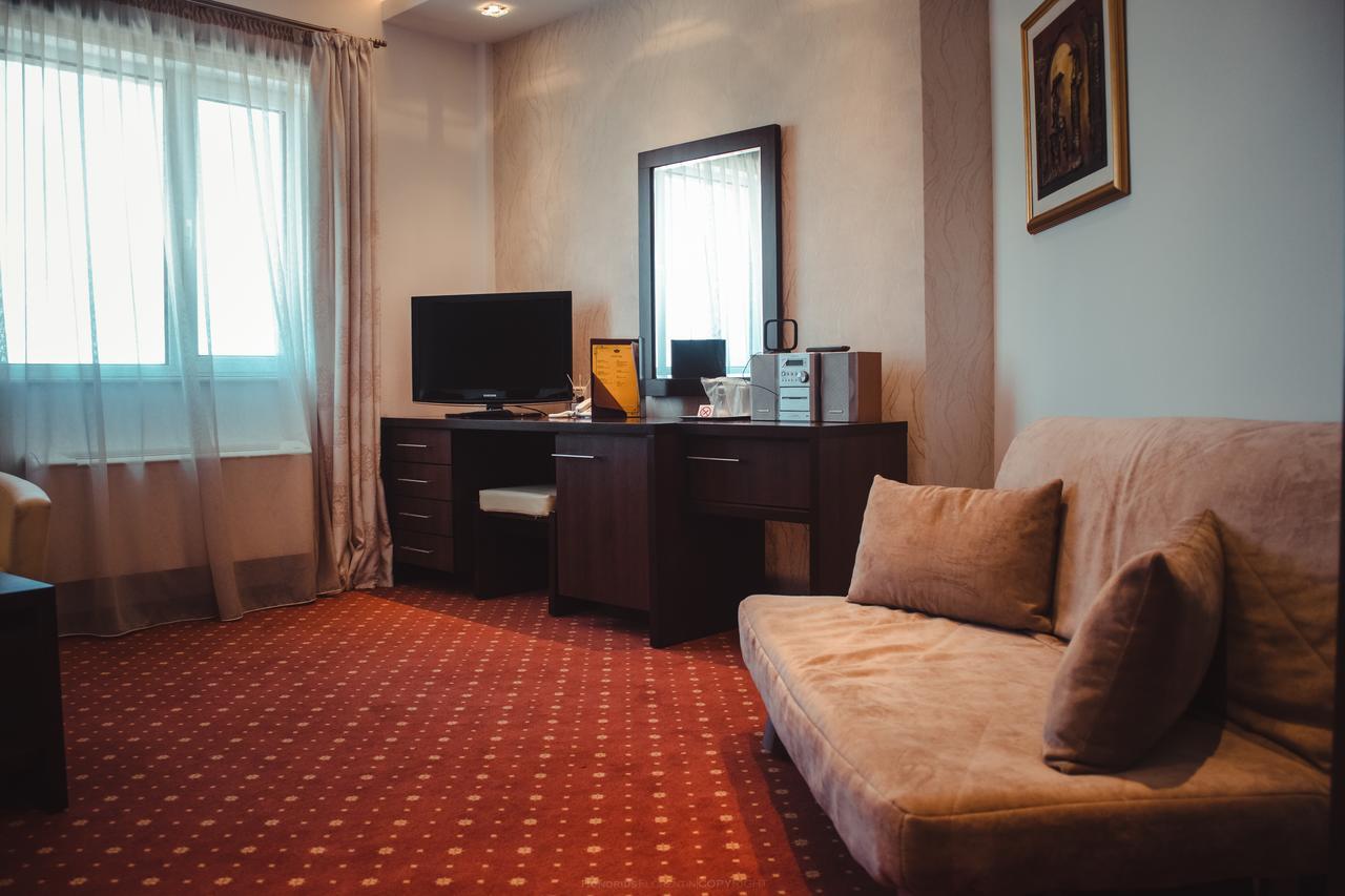 Celly Hotel Питещ Екстериор снимка