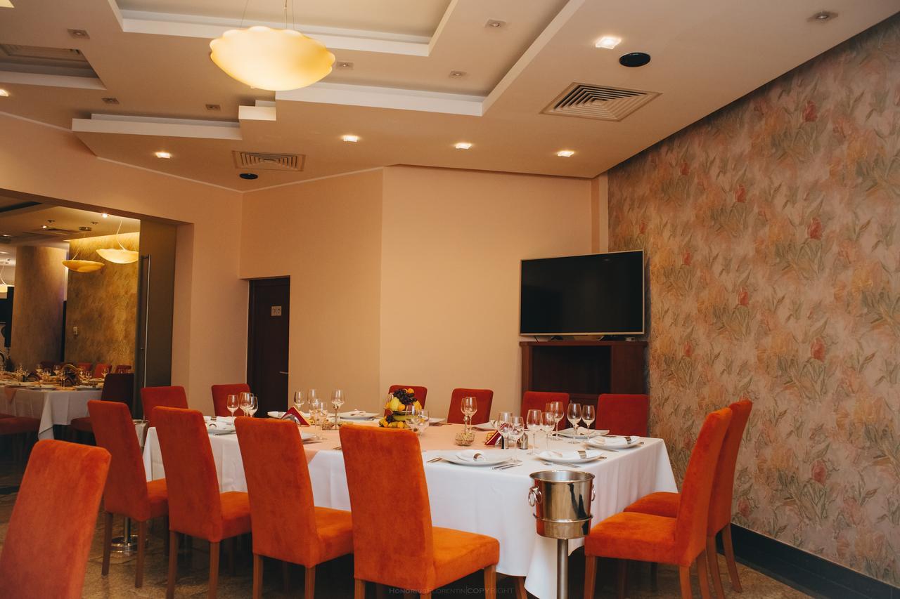Celly Hotel Питещ Екстериор снимка