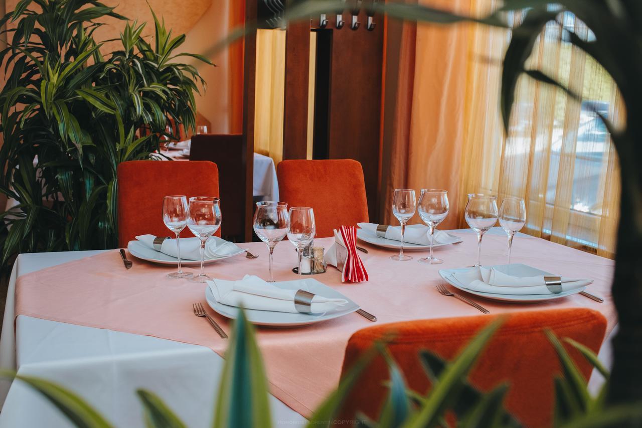 Celly Hotel Питещ Екстериор снимка