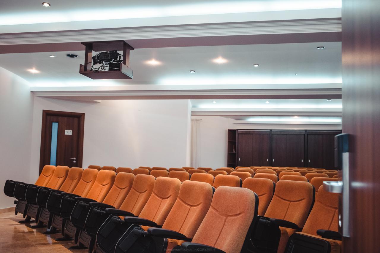 Celly Hotel Питещ Екстериор снимка