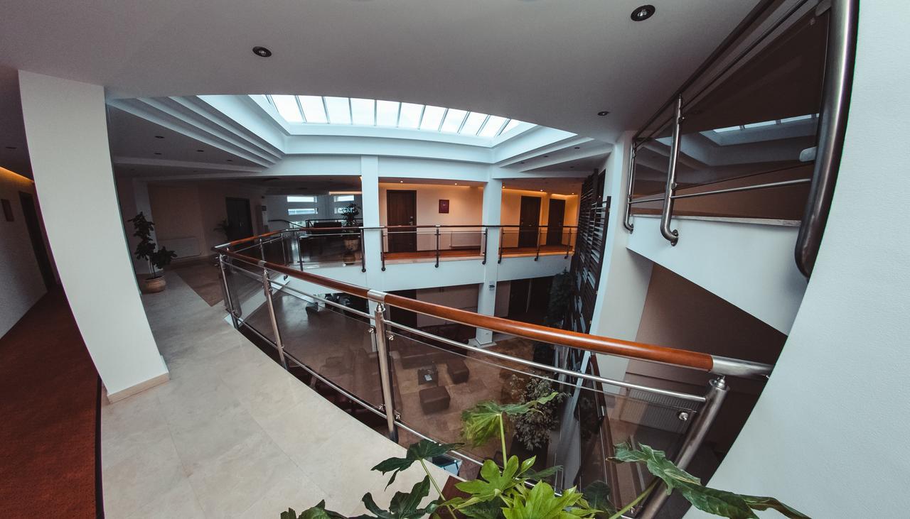 Celly Hotel Питещ Екстериор снимка