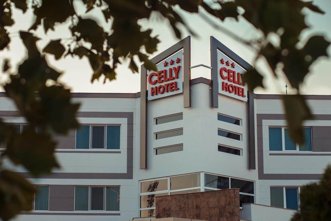 Celly Hotel Питещ Екстериор снимка