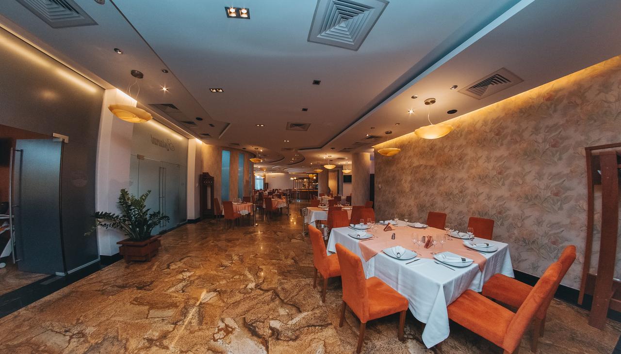 Celly Hotel Питещ Екстериор снимка
