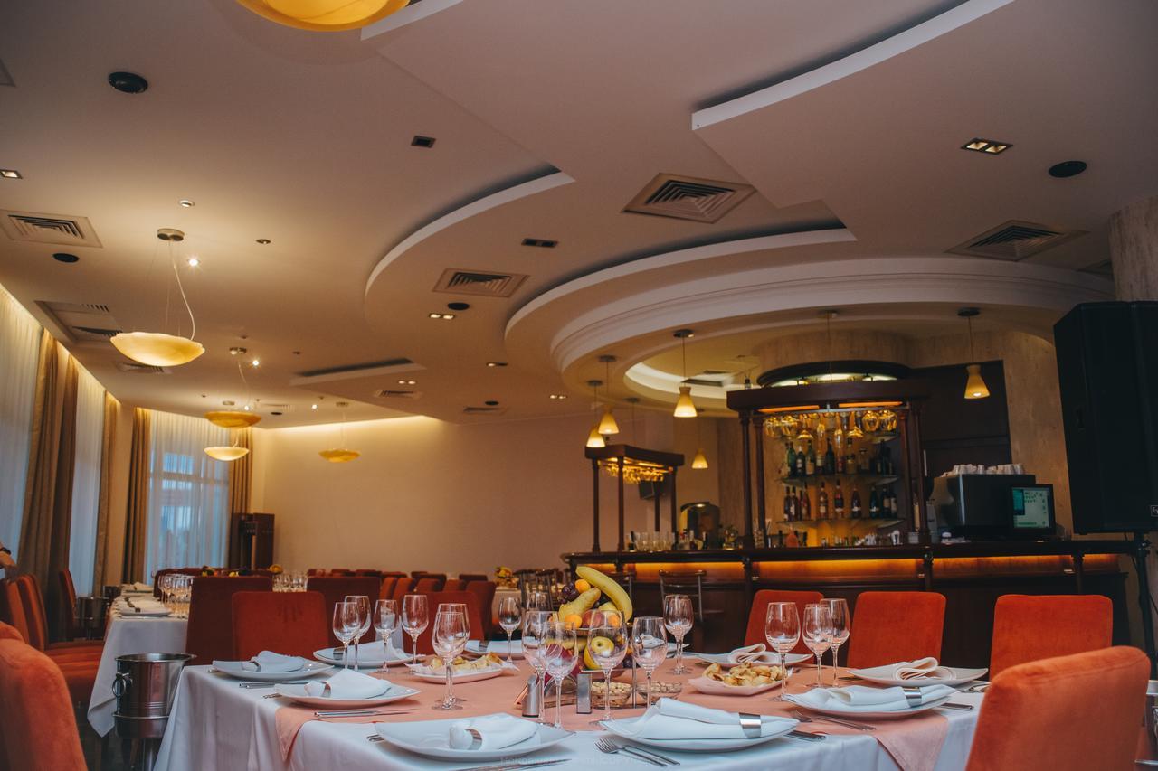 Celly Hotel Питещ Екстериор снимка