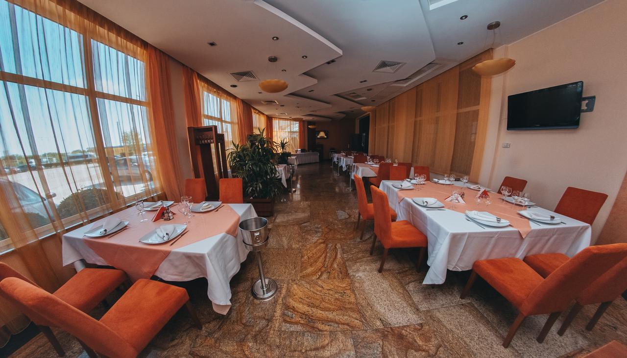 Celly Hotel Питещ Екстериор снимка