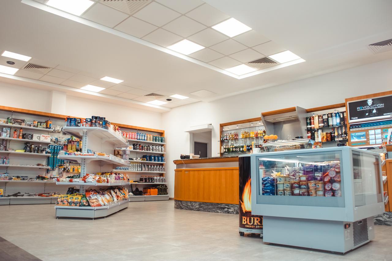 Celly Hotel Питещ Екстериор снимка