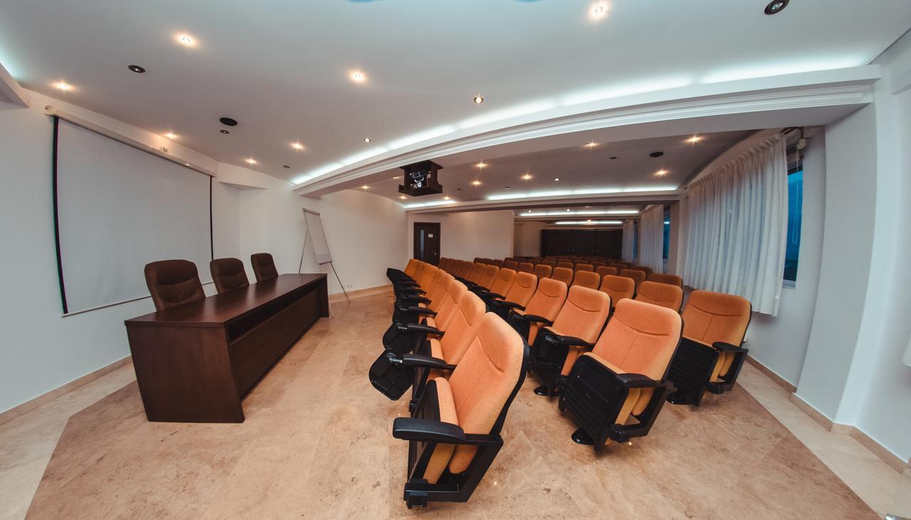 Celly Hotel Питещ Екстериор снимка