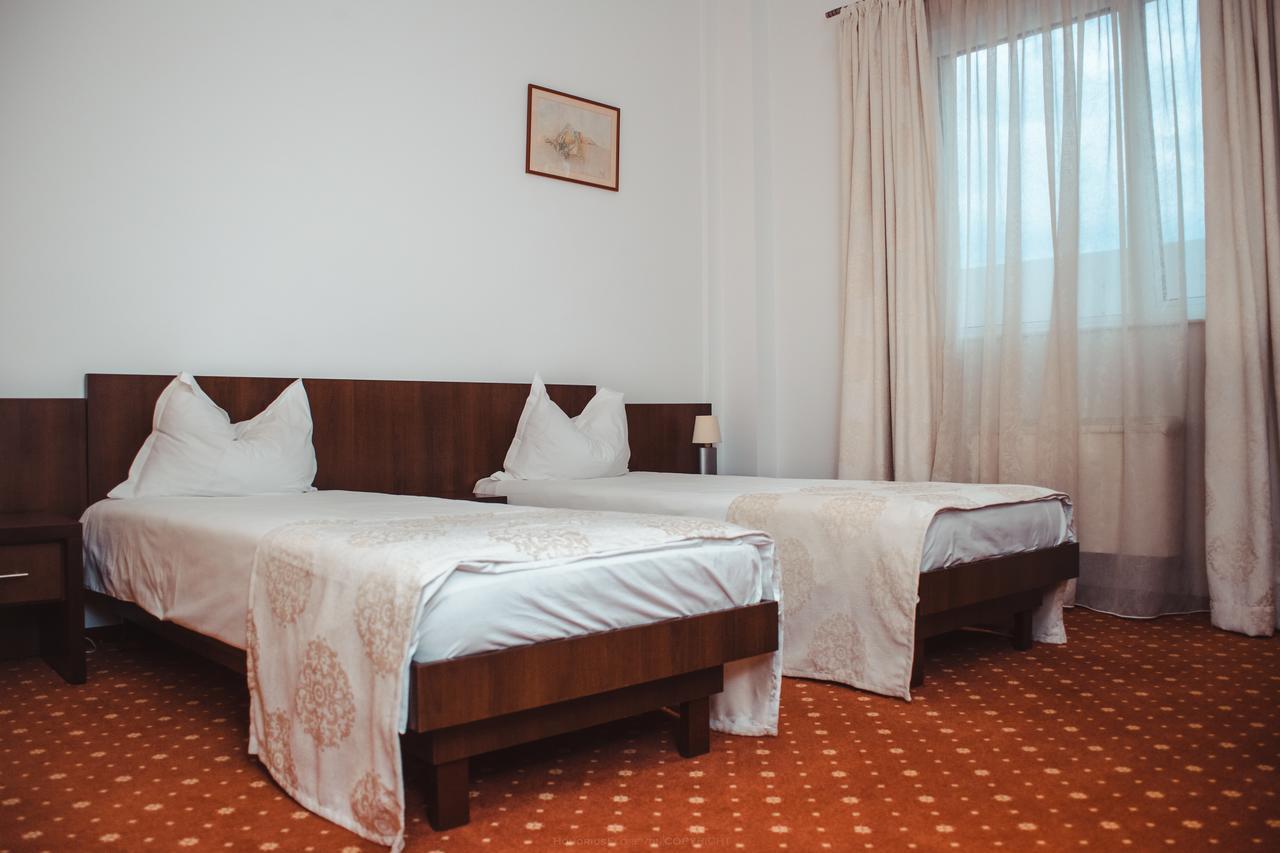 Celly Hotel Питещ Екстериор снимка