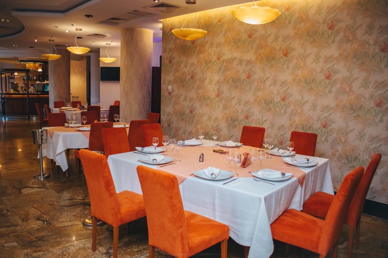 Celly Hotel Питещ Екстериор снимка