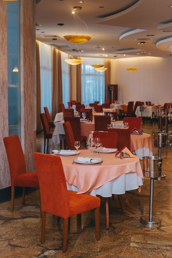 Celly Hotel Питещ Екстериор снимка