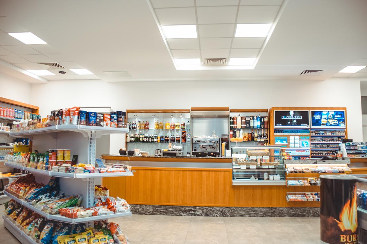 Celly Hotel Питещ Екстериор снимка