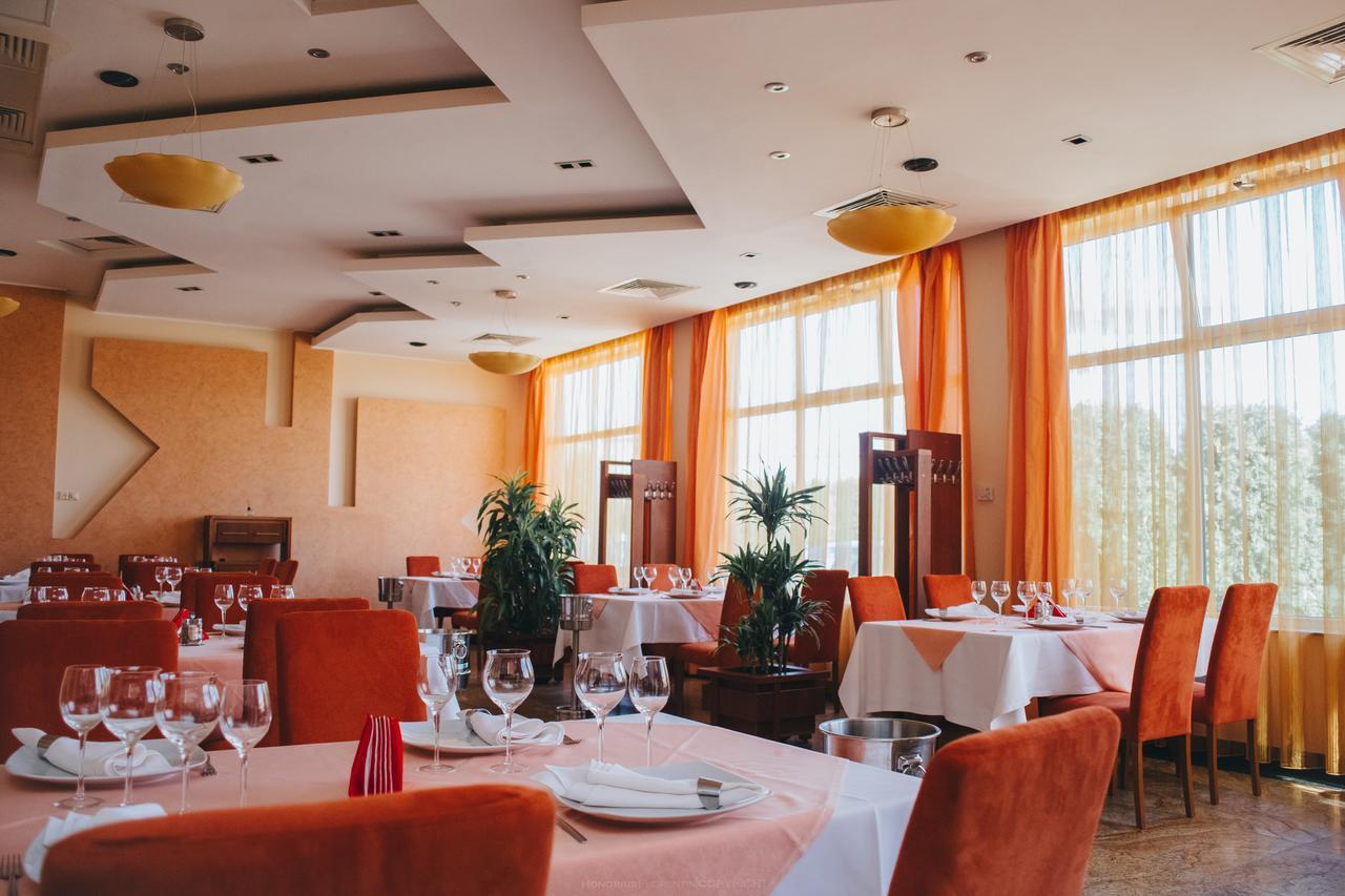 Celly Hotel Питещ Екстериор снимка
