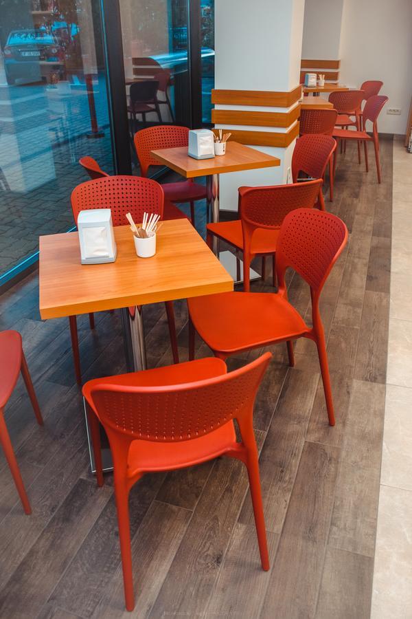 Celly Hotel Питещ Екстериор снимка