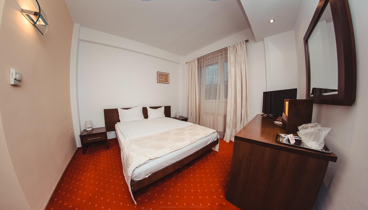 Celly Hotel Питещ Екстериор снимка