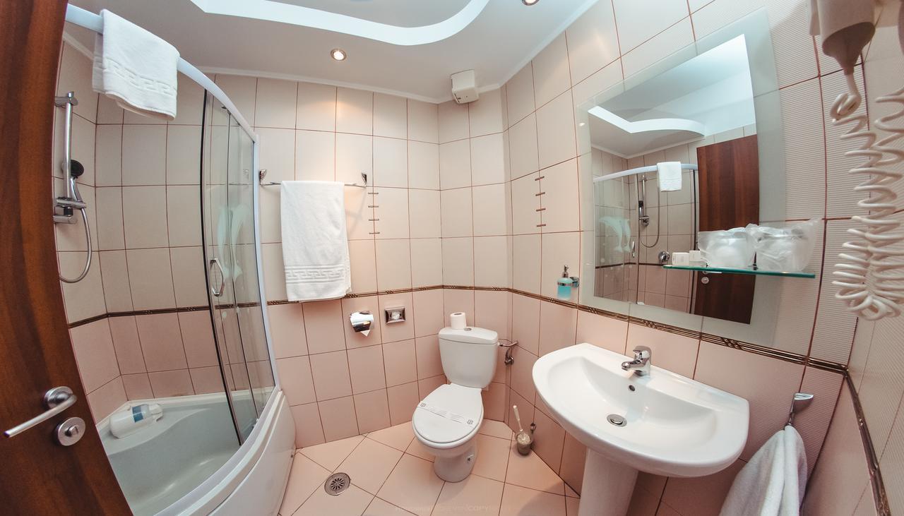 Celly Hotel Питещ Екстериор снимка