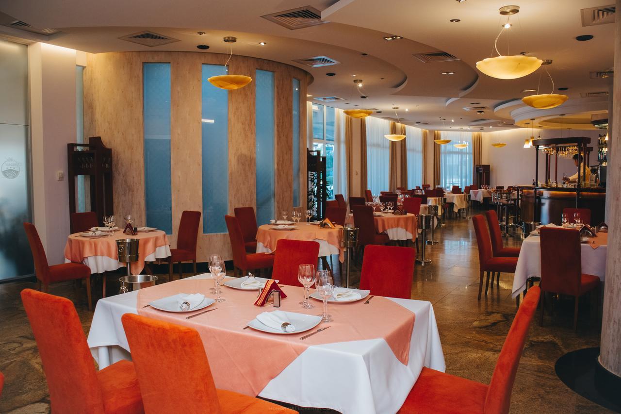 Celly Hotel Питещ Екстериор снимка