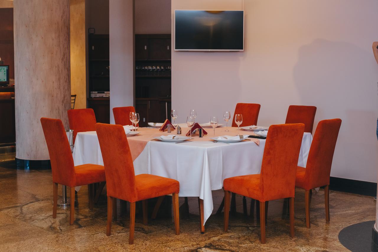 Celly Hotel Питещ Екстериор снимка