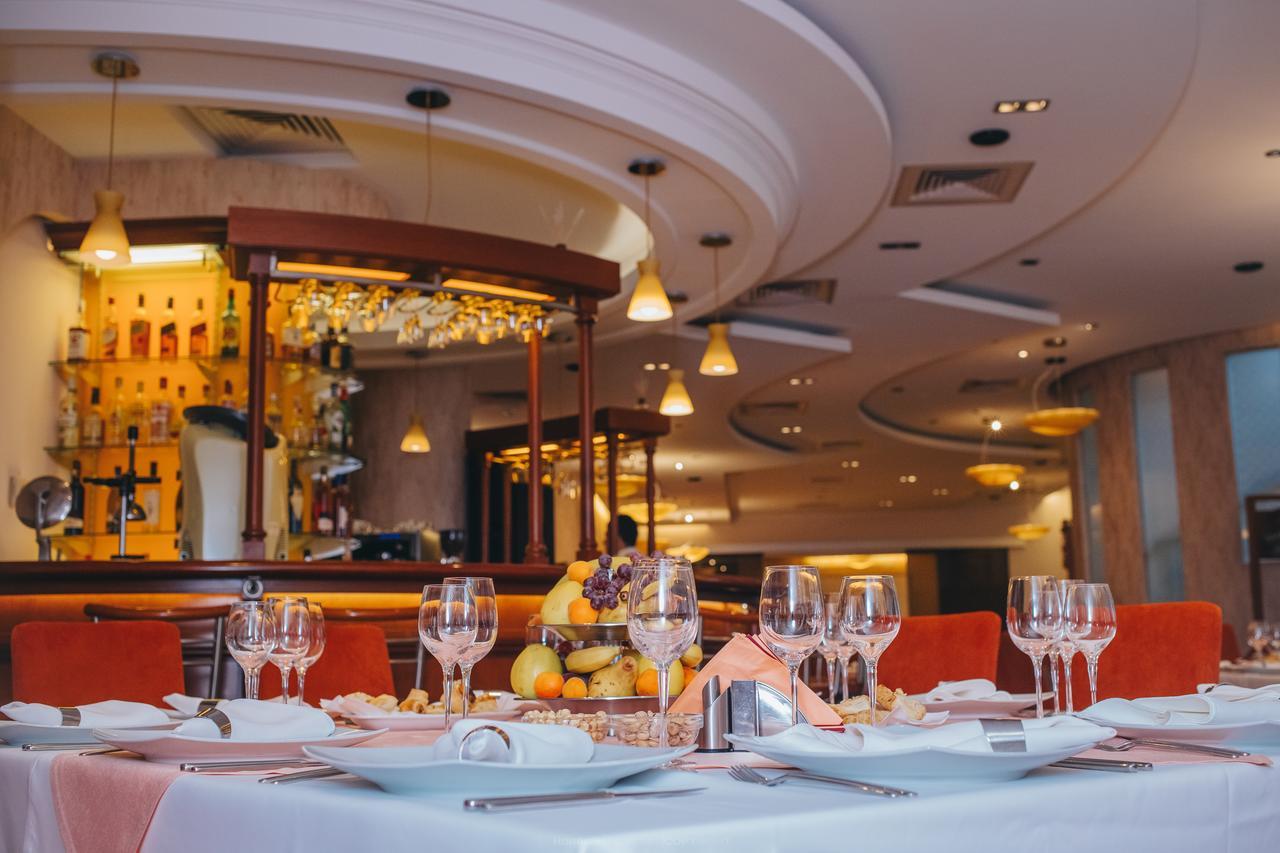 Celly Hotel Питещ Екстериор снимка