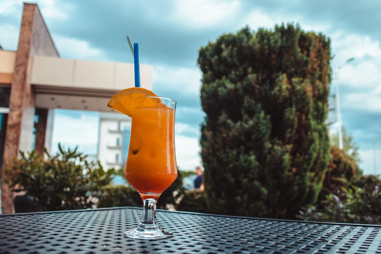 Celly Hotel Питещ Екстериор снимка