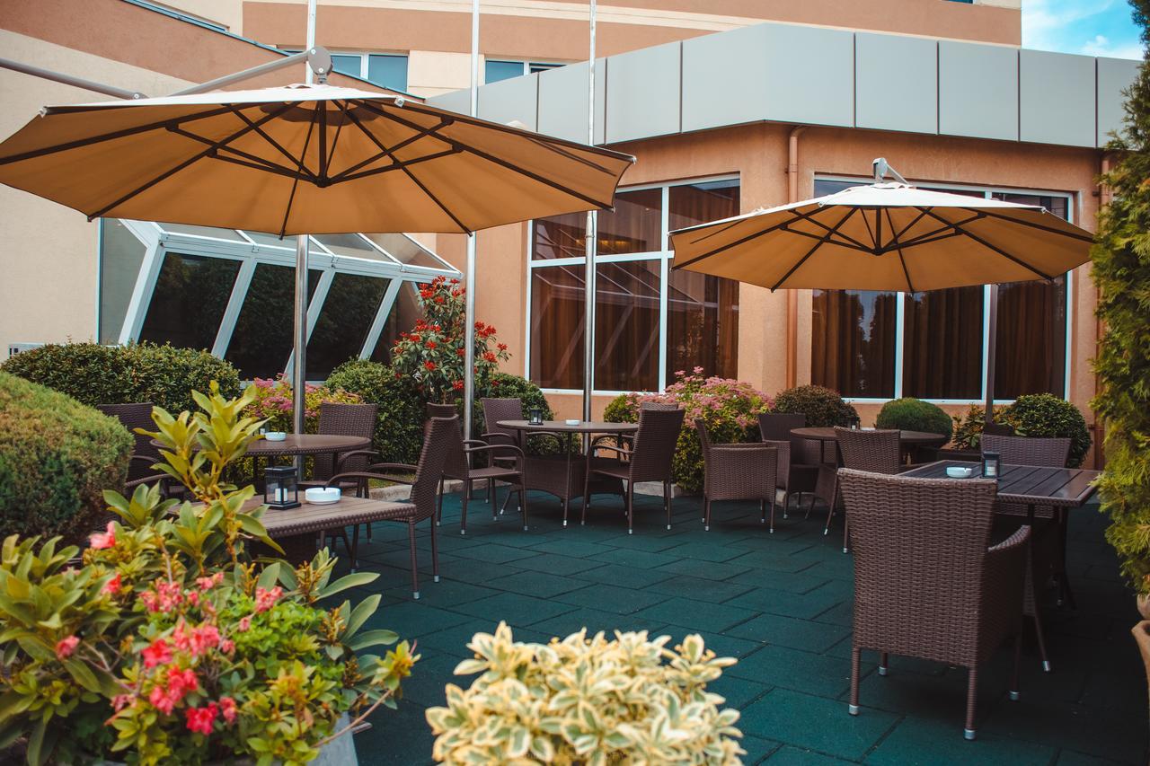 Celly Hotel Питещ Екстериор снимка